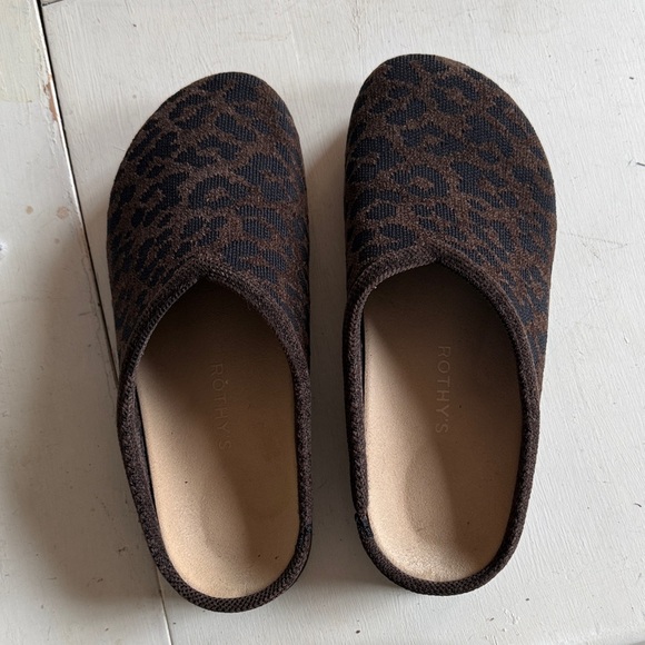 Rothy's ReVelvet Casual Clog Cheetah - Picture 4 of 6